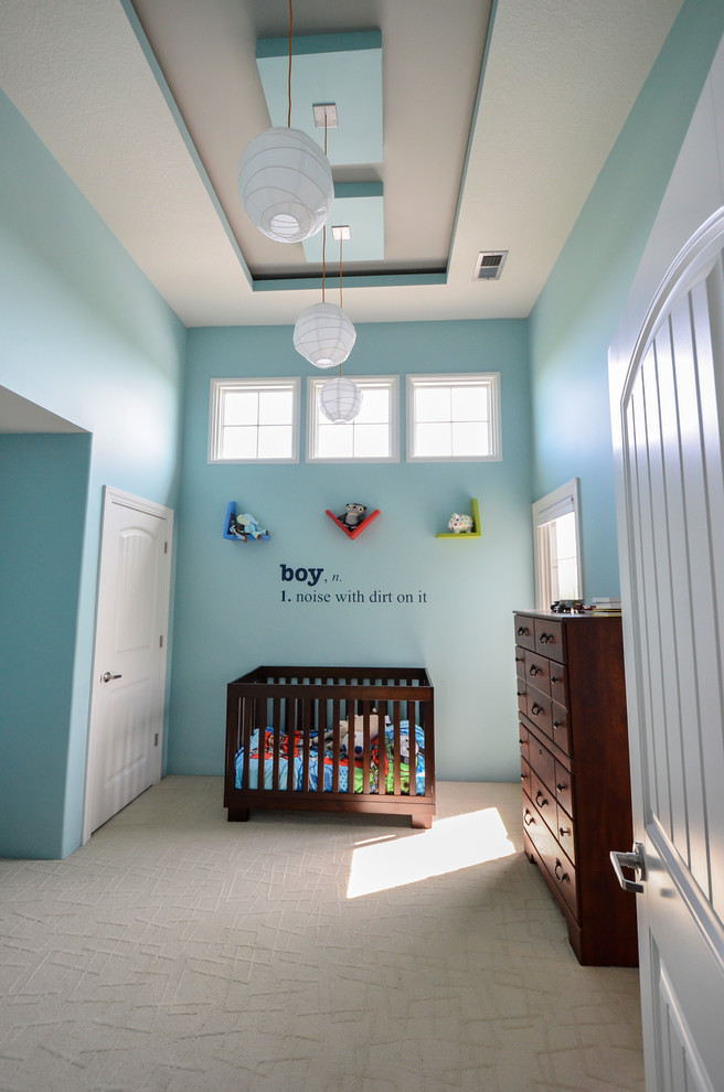 Foto de dormitorio infantil de 1 a 3 años minimalista grande con paredes azules y moqueta