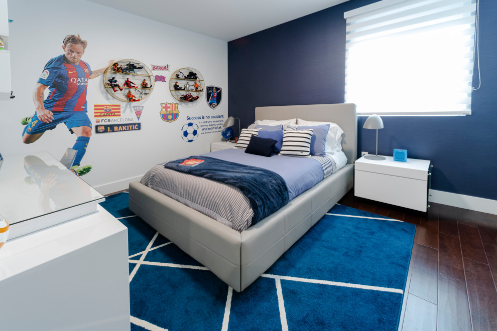 Imagen de dormitorio infantil contemporáneo de tamaño medio con paredes azules, suelo de madera en tonos medios y suelo marrón