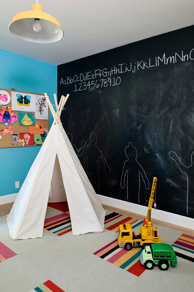 Idéer för ett eklektiskt barnrum kombinerat med lekrum, med flerfärgade väggar