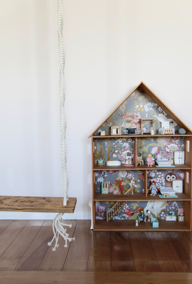 Idéer för ett stort eklektiskt flickrum kombinerat med sovrum och för 4-10-åringar, med rosa väggar och mellanmörkt trägolv