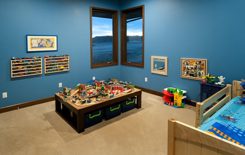 Idee per una grande cameretta per bambini da 4 a 10 anni design con pareti blu e moquette