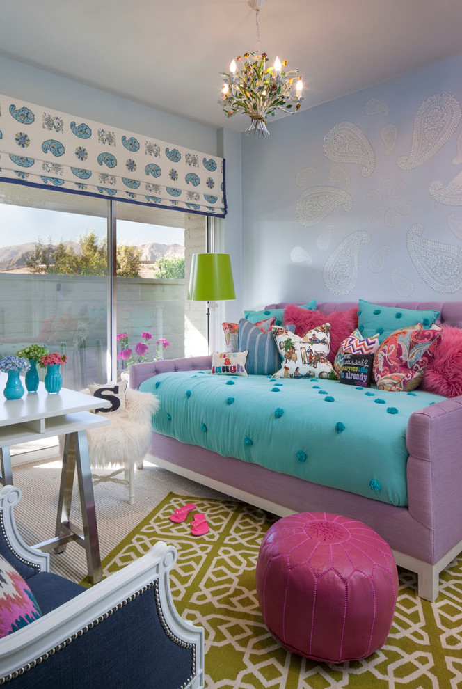 Klassisches Kinderzimmer mit Schlafplatz und blauer Wandfarbe in Los Angeles