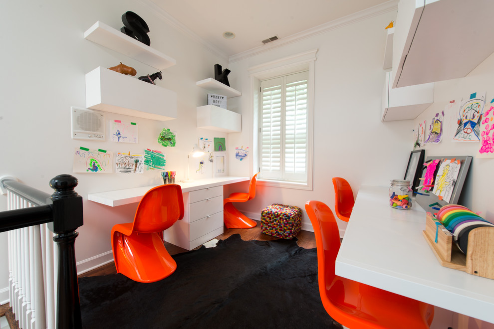 Diseño de habitación infantil unisex contemporánea con escritorio y paredes blancas