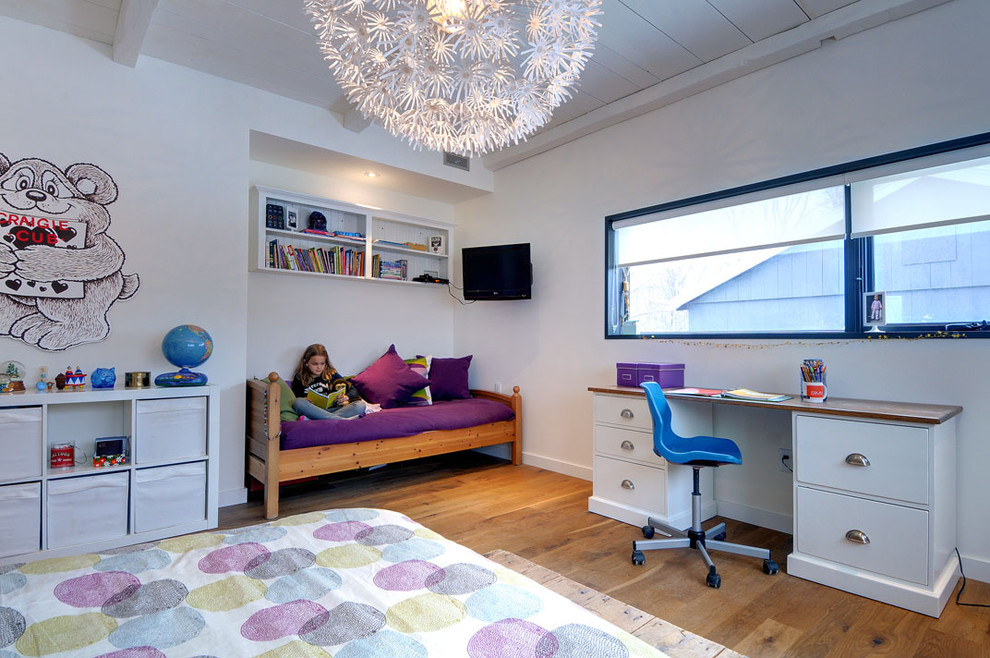 Foto de dormitorio infantil de 4 a 10 años, de estilo de casa de campo, con paredes blancas y suelo de madera en tonos medios