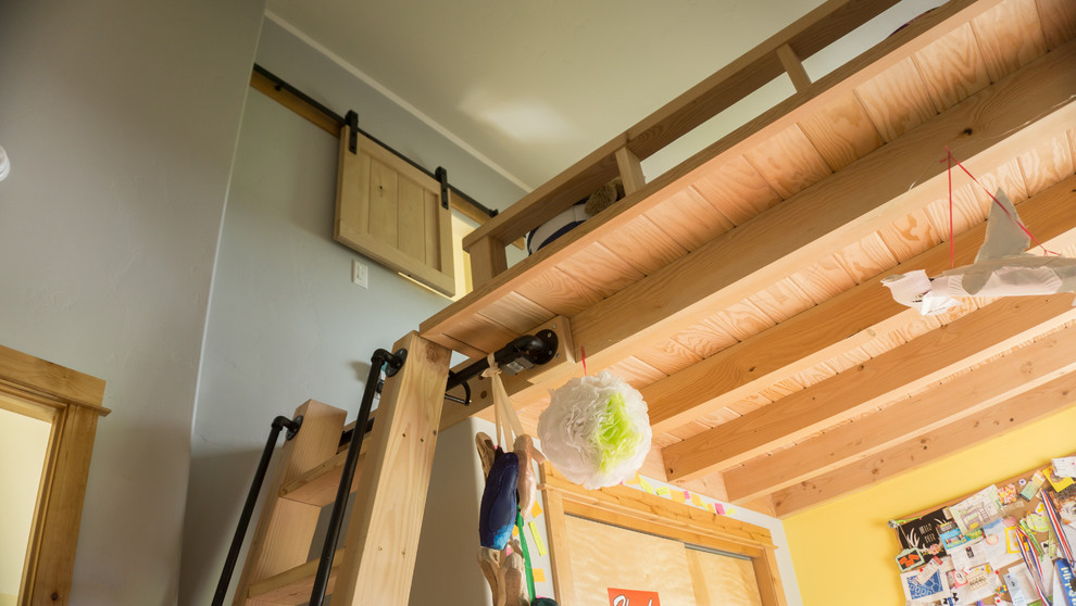 Idéer för ett litet eklektiskt flickrum kombinerat med sovrum och för 4-10-åringar, med gula väggar, mellanmörkt trägolv och beiget golv