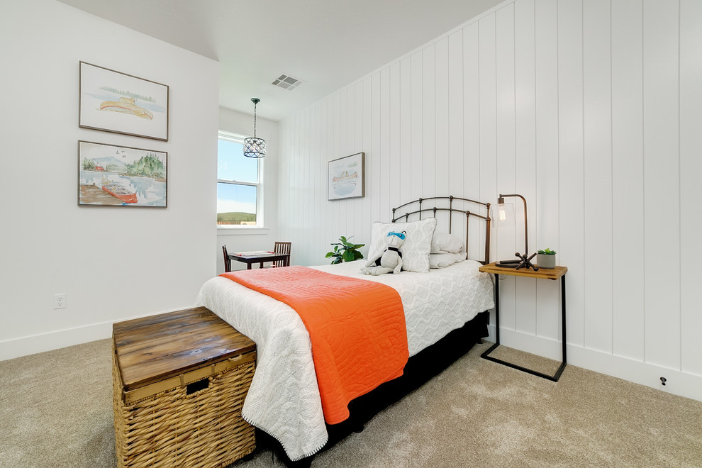 Mittelgroßes, Neutrales Country Kinderzimmer mit Schlafplatz, weißer Wandfarbe, Teppichboden und beigem Boden in Boise