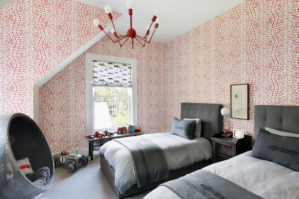 Klassisches Jungszimmer mit Schlafplatz, roter Wandfarbe, Teppichboden und grauem Boden in New York