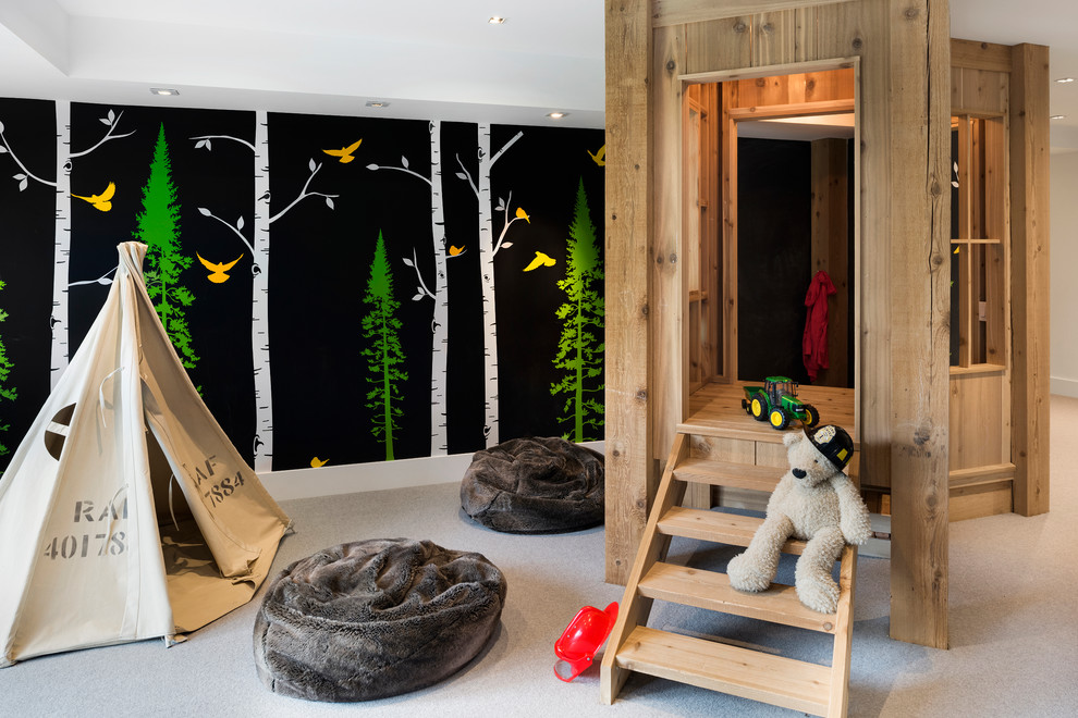 Cette image montre une chambre d'enfant de 4 à 10 ans traditionnelle avec un mur multicolore, moquette et un sol beige.