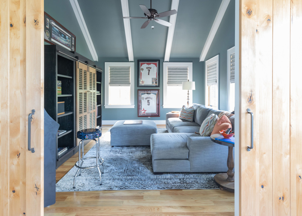 Esempio di una grande cameretta per bambini country con pareti blu, parquet chiaro e pavimento beige