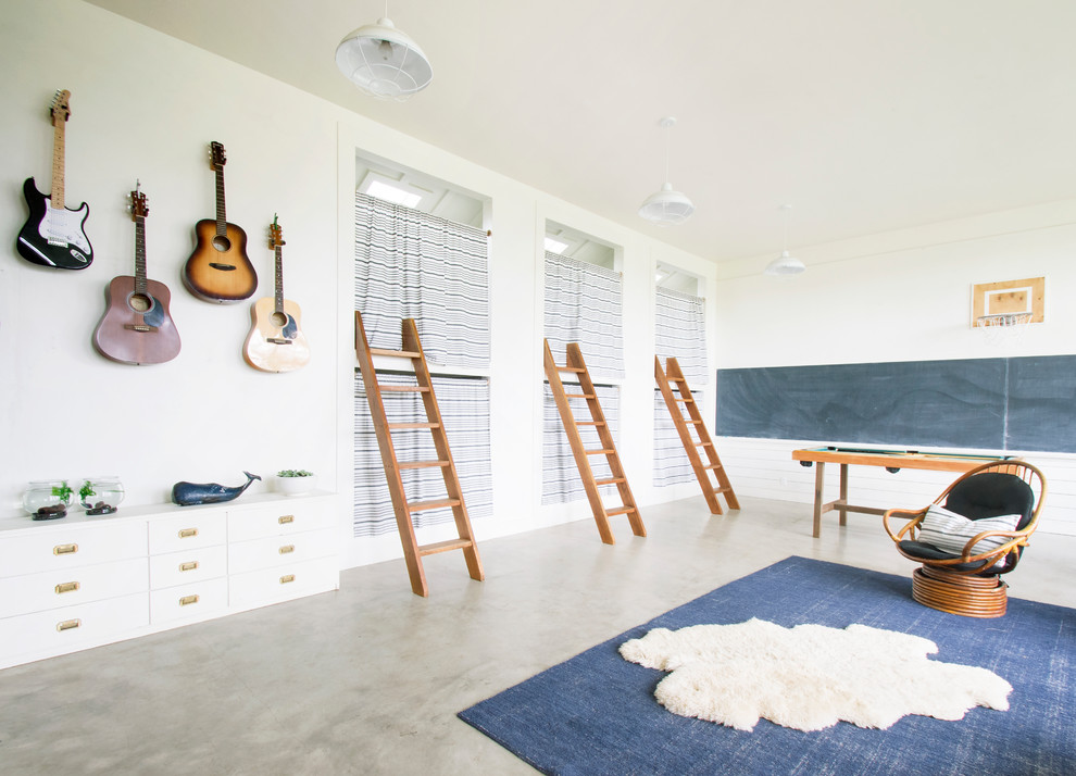 Foto på ett stort lantligt könsneutralt barnrum kombinerat med sovrum, med vita väggar, betonggolv och grått golv