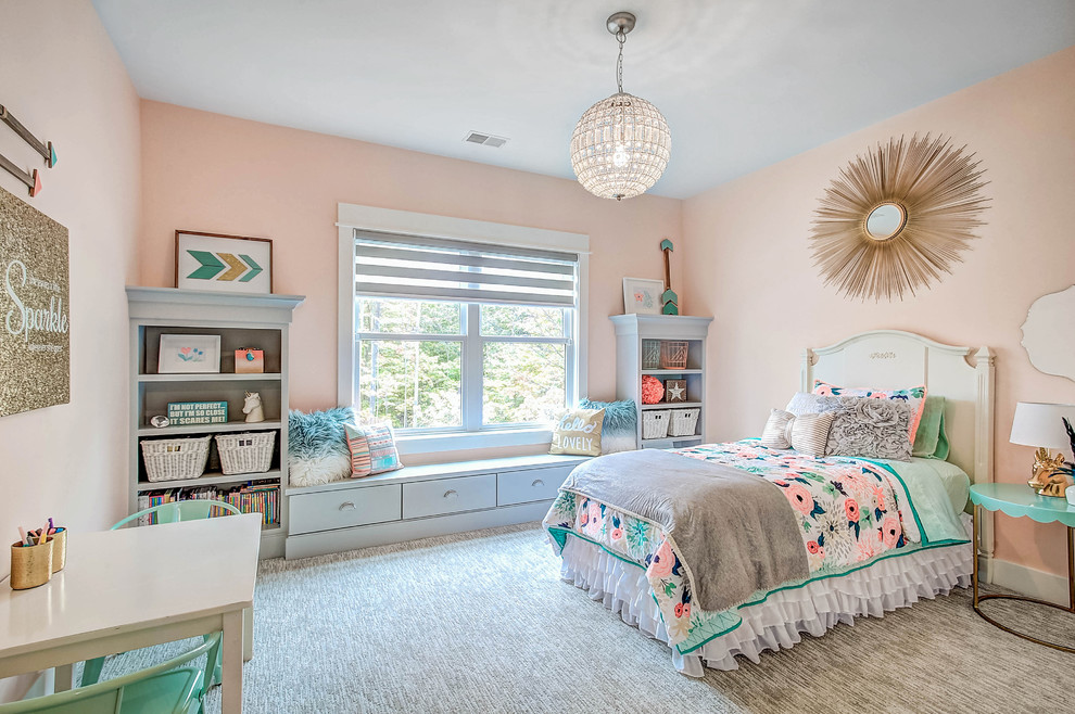 Пример оригинального дизайна: детская в стиле неоклассика (современная классика) с спальным местом, розовыми стенами, ковровым покрытием и серым полом для девочки