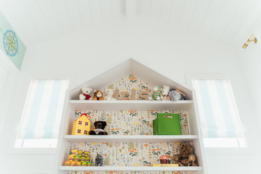 Großes, Neutrales Country Kinderzimmer mit Spielecke, weißer Wandfarbe und hellem Holzboden in Los Angeles