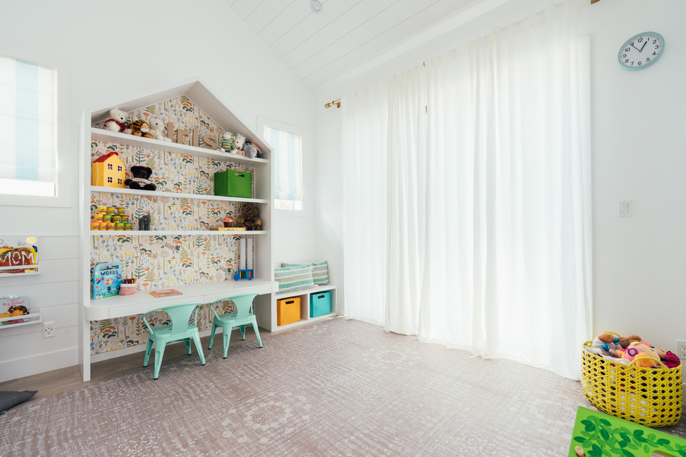 Imagen de dormitorio infantil de 4 a 10 años de estilo de casa de campo grande con paredes blancas y suelo de madera clara