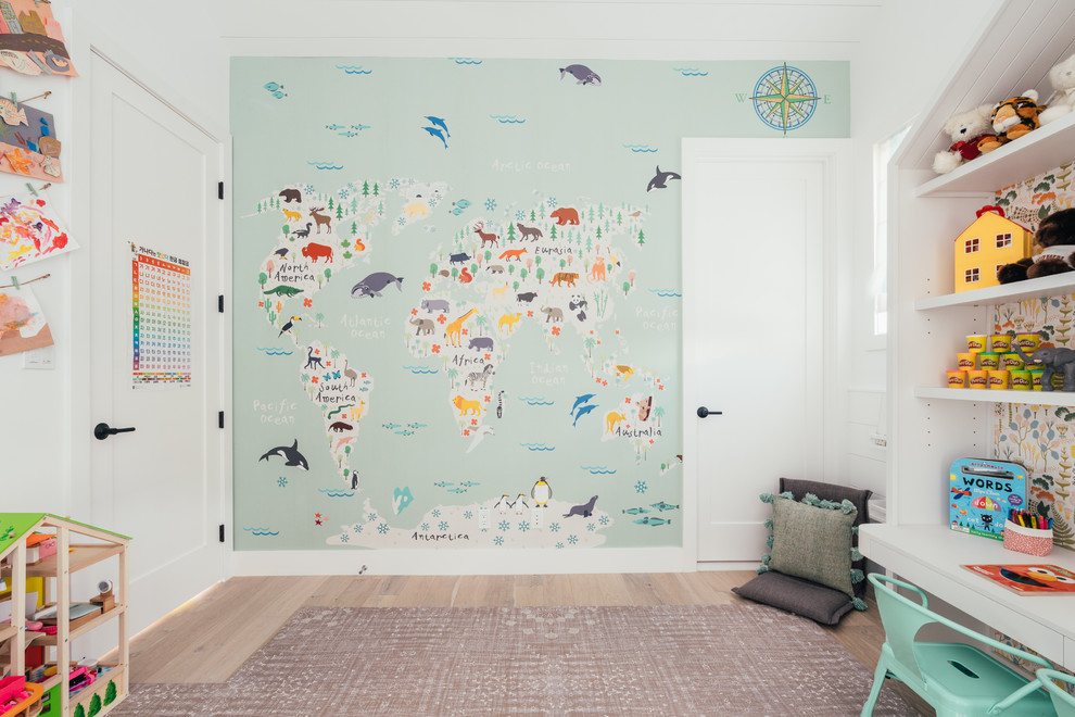 Inspiration pour une grande chambre d'enfant de 4 à 10 ans rustique avec un mur blanc et parquet clair.