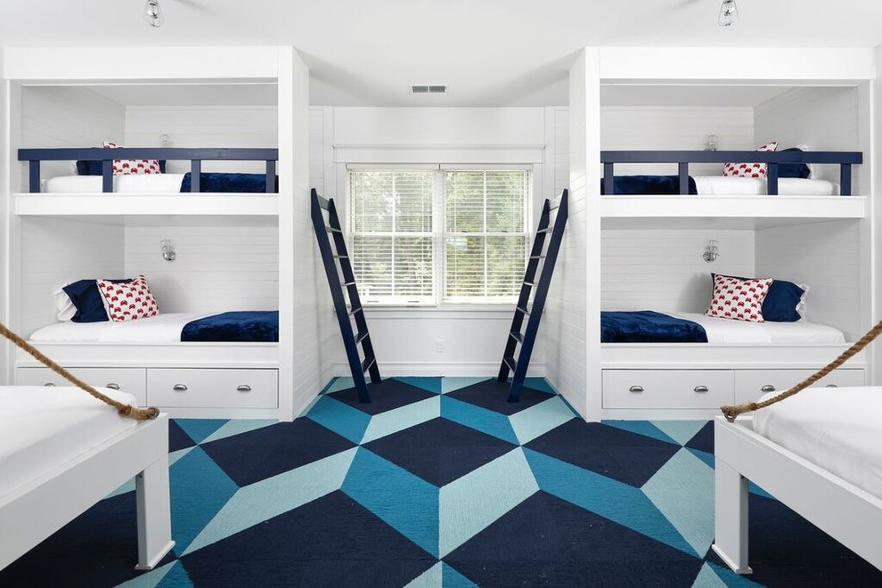 Exempel på ett maritimt könsneutralt barnrum kombinerat med sovrum, med vita väggar, heltäckningsmatta och blått golv
