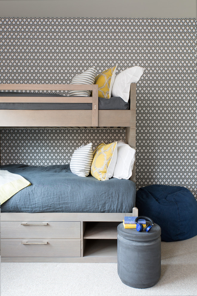 Ejemplo de dormitorio infantil actual con paredes multicolor, moqueta y suelo beige