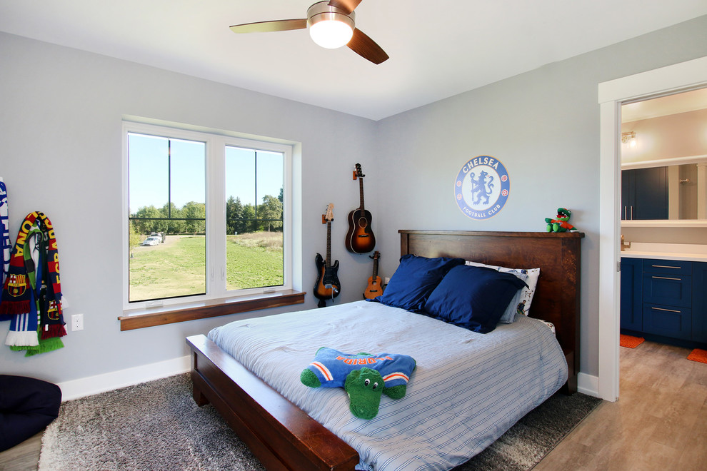 Bild på ett mellanstort lantligt barnrum kombinerat med sovrum, med blå väggar, betonggolv och grått golv