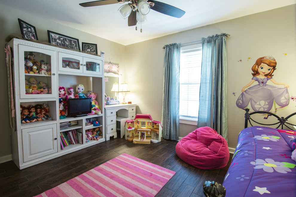 Mittelgroßes Landhaus Mädchenzimmer mit Schlafplatz, beiger Wandfarbe und braunem Holzboden in New Orleans