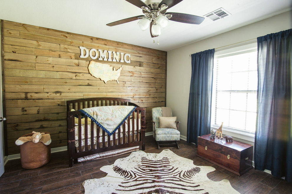 Imagen de dormitorio infantil de 1 a 3 años campestre de tamaño medio con paredes beige y suelo de madera en tonos medios