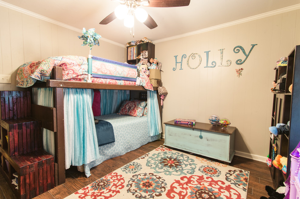 Idéer för ett mellanstort lantligt barnrum kombinerat med sovrum, med beige väggar och mellanmörkt trägolv