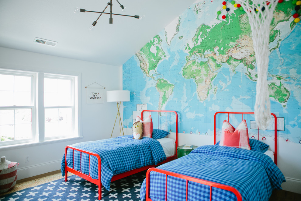 Foto på ett lantligt könsneutralt barnrum kombinerat med sovrum och för 4-10-åringar, med flerfärgade väggar
