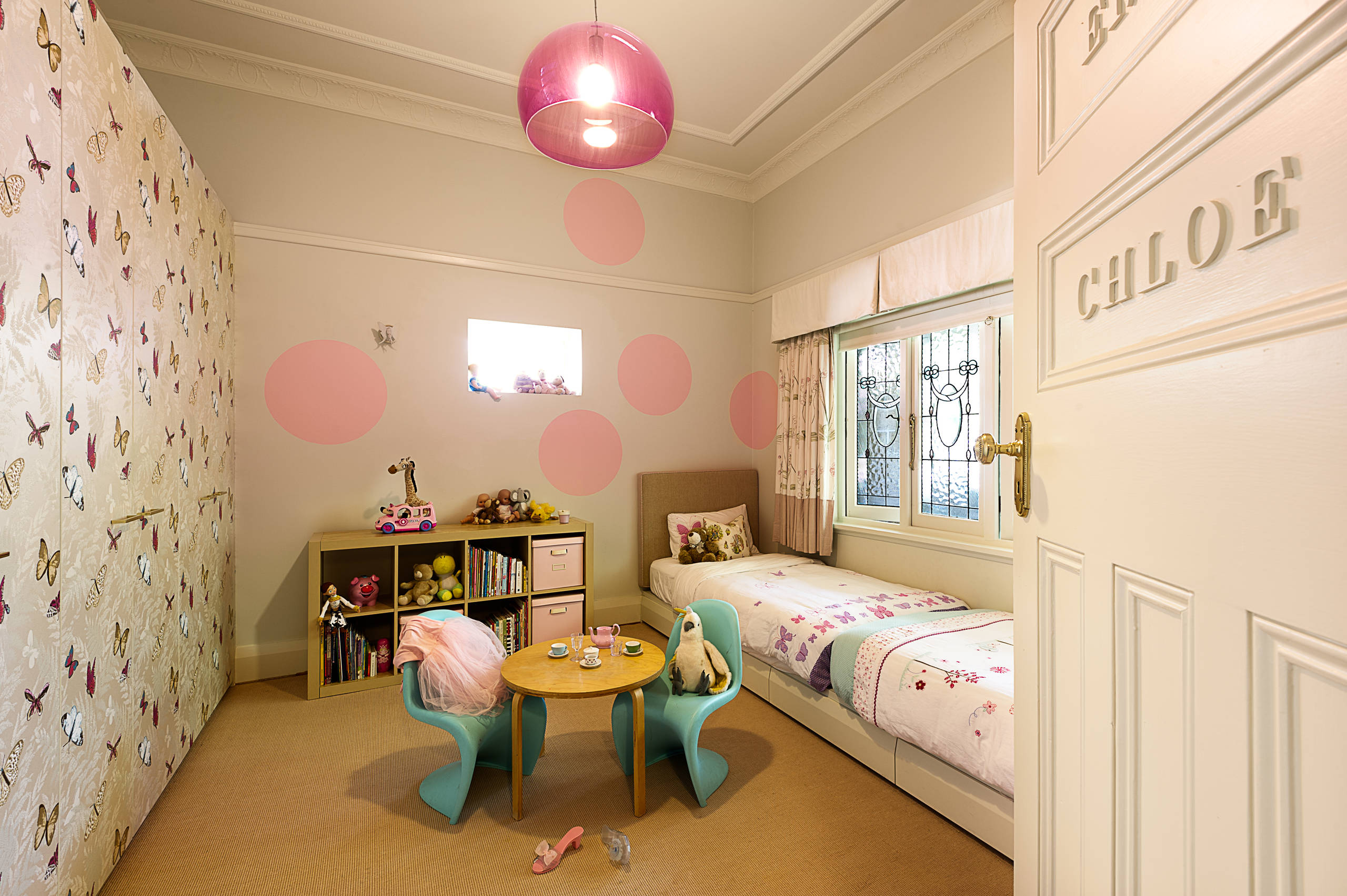 Sisters room. Комната для двух девочек разного возраста. Детская для 2х девочек. Интерьер детской для двух дочек. Обои в детскую комнату для двух девочек.