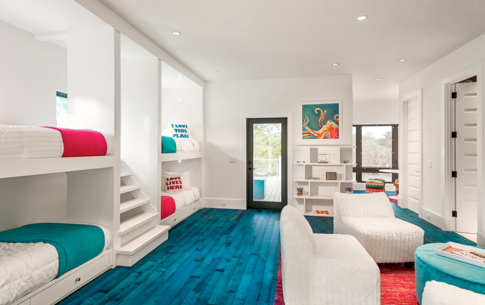 Idéer för att renovera ett stort funkis könsneutralt tonårsrum kombinerat med sovrum, med vita väggar, målat trägolv och blått golv