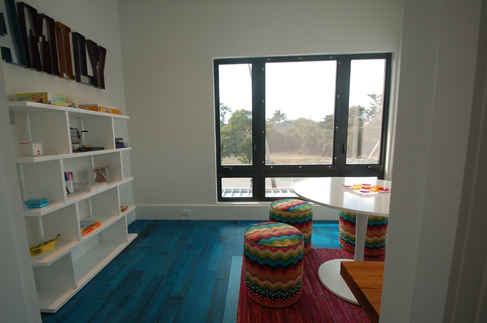 Exempel på ett modernt könsneutralt tonårsrum kombinerat med lekrum, med vita väggar, målat trägolv och blått golv