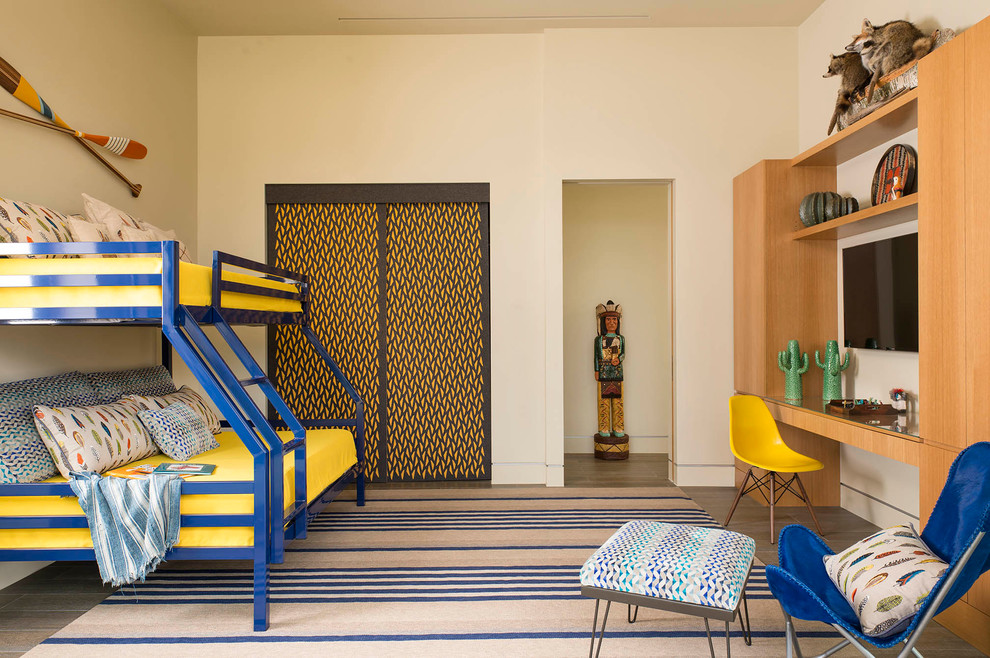 Идея дизайна: детская среднего размера в современном стиле с спальным местом, бежевыми стенами и полом из керамогранита для ребенка от 4 до 10 лет, мальчика, двоих детей