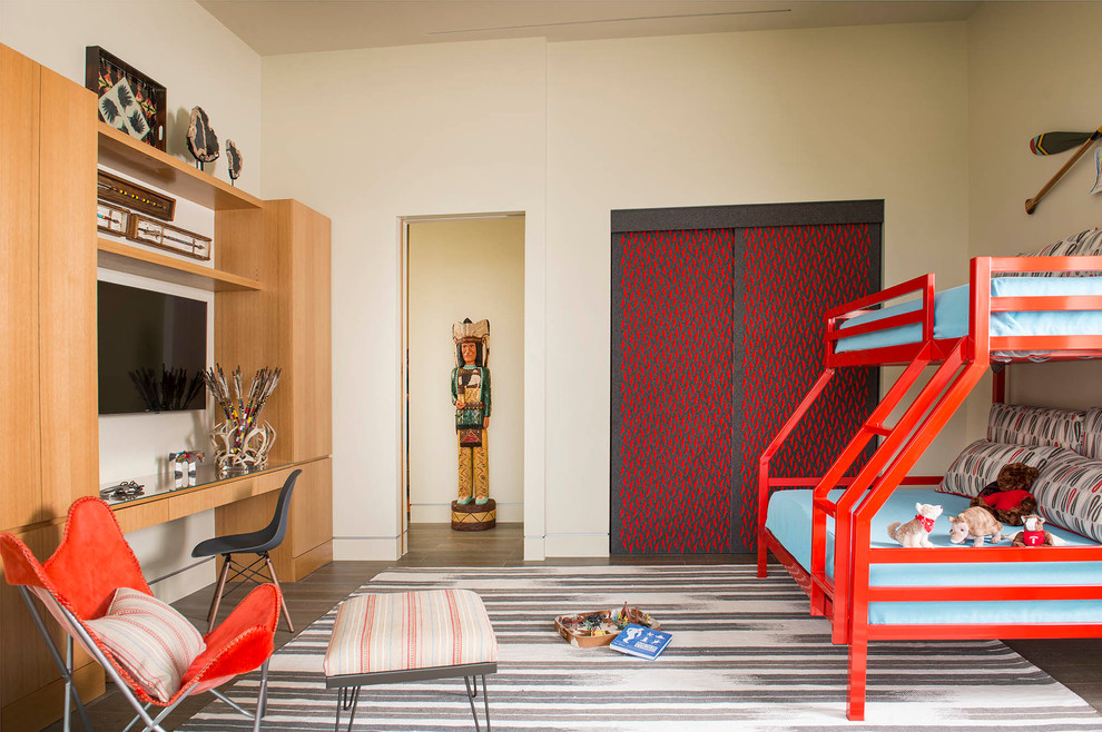 オースティンにあるラグジュアリーな中くらいなコンテンポラリースタイルのおしゃれな子供部屋 (ベージュの壁、磁器タイルの床、児童向け) の写真