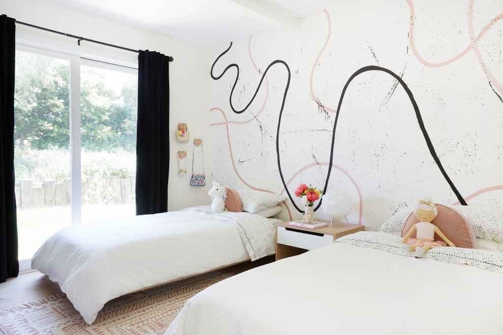 Idées déco pour une chambre d'enfant contemporaine de taille moyenne avec un mur multicolore, parquet clair, un sol beige et du papier peint.