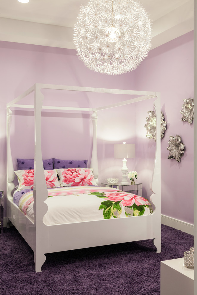 Modelo de dormitorio infantil contemporáneo con paredes púrpuras y moqueta