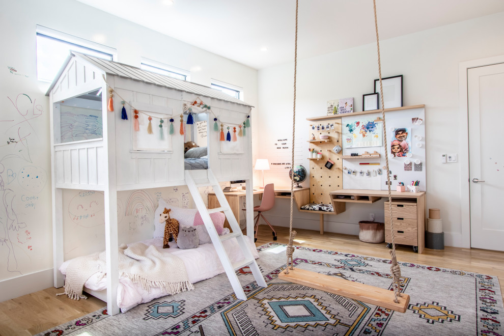 На фото: детская в современном стиле с спальным местом, белыми стенами, светлым паркетным полом и бежевым полом для ребенка от 4 до 10 лет, девочки с