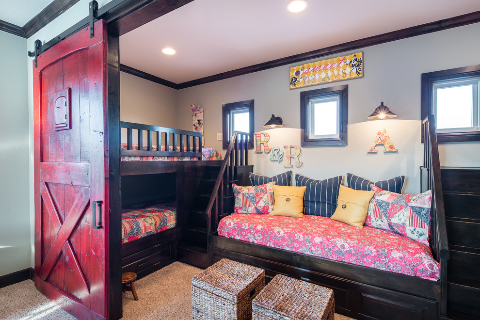 Пример оригинального дизайна: детская в стиле рустика с спальным местом, серыми стенами и ковровым покрытием для ребенка от 4 до 10 лет, девочки, двоих детей