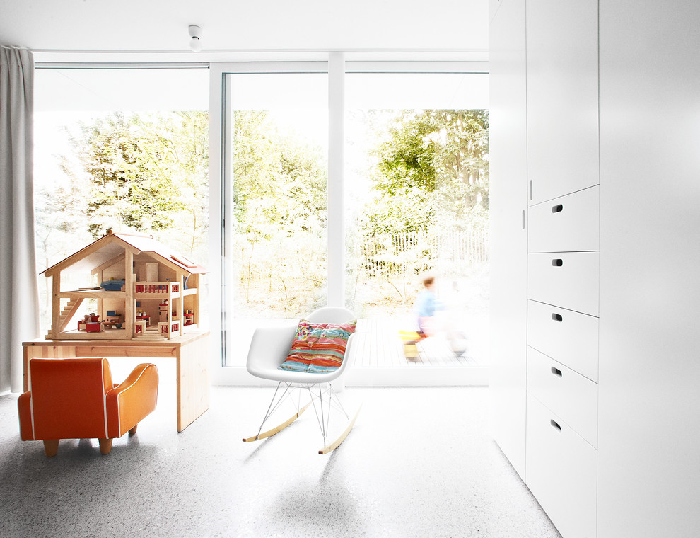 Cette image montre une chambre d'enfant minimaliste avec sol en béton ciré.