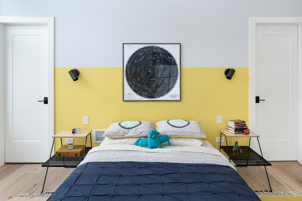 Ejemplo de dormitorio infantil de 4 a 10 años actual con suelo de madera en tonos medios y suelo beige