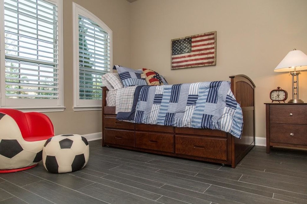 Mittelgroßes Klassisches Jungszimmer mit Schlafplatz, beiger Wandfarbe, Porzellan-Bodenfliesen und grauem Boden in Houston