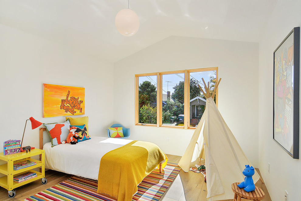 Imagen de dormitorio infantil de 4 a 10 años contemporáneo de tamaño medio con paredes blancas y suelo de madera en tonos medios