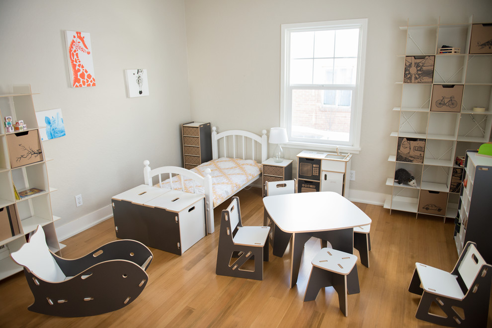 Idee per una grande cameretta per bambini da 4 a 10 anni minimalista con pareti bianche e parquet chiaro