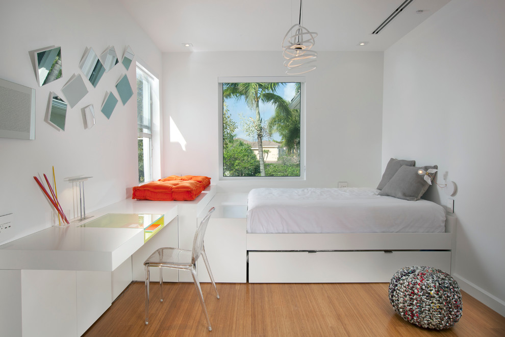 Modelo de dormitorio infantil minimalista con paredes blancas y suelo de madera en tonos medios