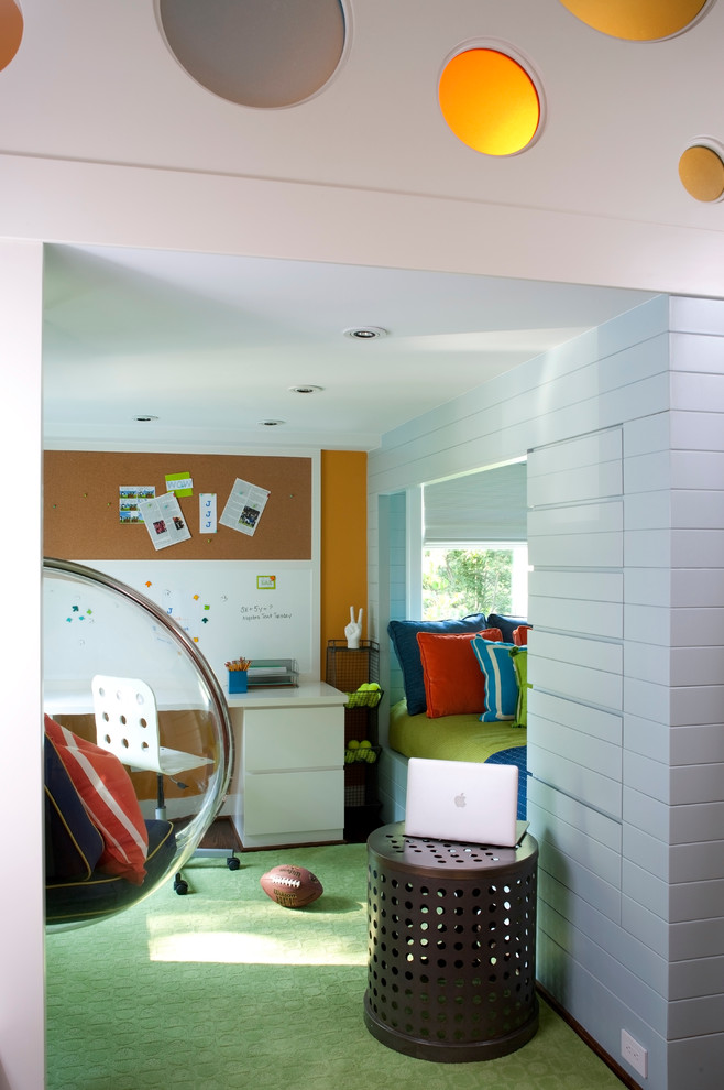 Modernes Kinderzimmer mit Arbeitsecke, bunten Wänden, Teppichboden und grünem Boden in Washington, D.C.