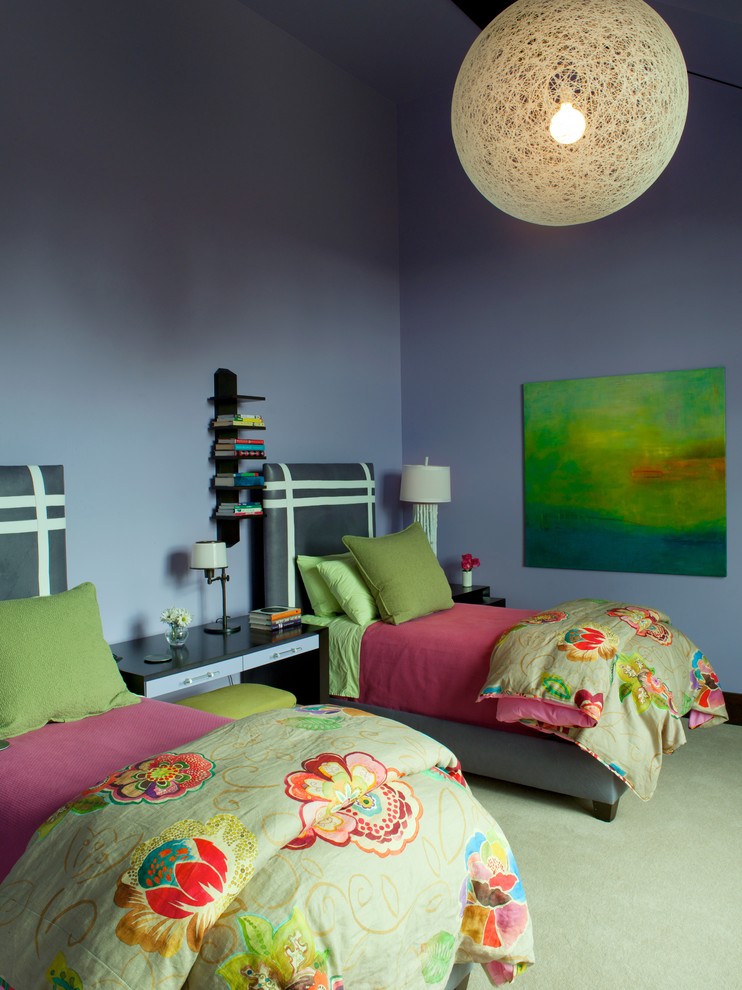 Пример оригинального дизайна: детская в современном стиле с фиолетовыми стенами для двоих детей