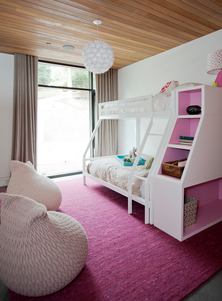 На фото: детская среднего размера в современном стиле с спальным местом и белыми стенами для ребенка от 4 до 10 лет, девочки, двоих детей с