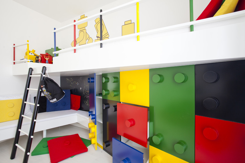 Foto på ett funkis barnrum kombinerat med lekrum