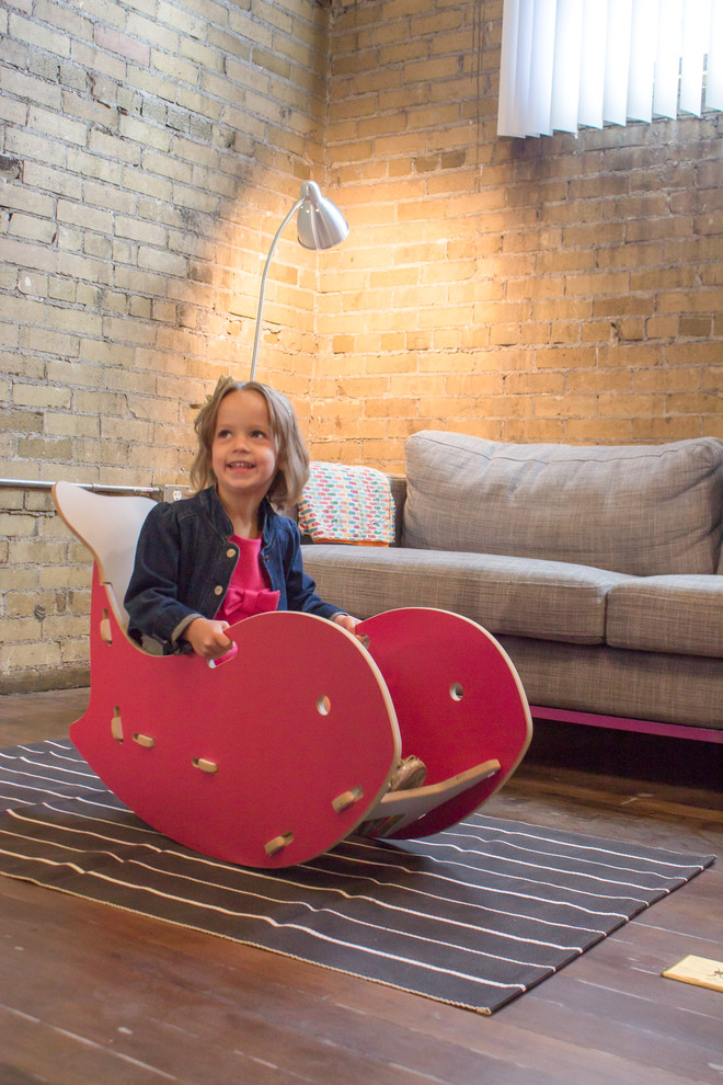 Ispirazione per una piccola cameretta per bambini da 4 a 10 anni minimalista con pavimento in legno massello medio