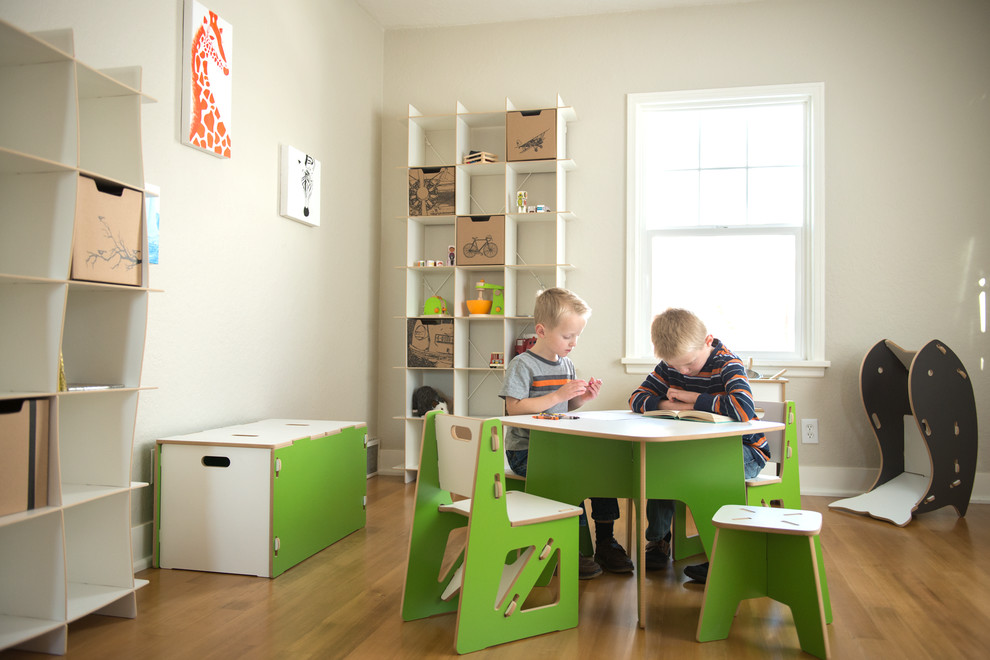 Foto de dormitorio infantil de 4 a 10 años moderno de tamaño medio con paredes blancas y suelo de madera clara