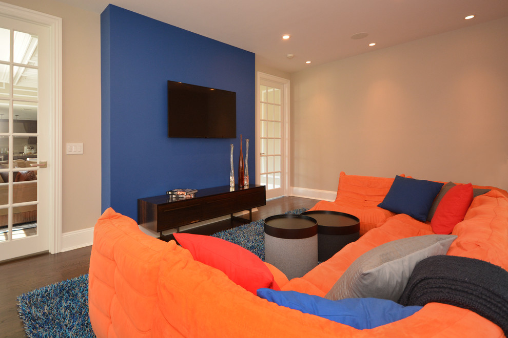Modern inredning av ett mellanstort könsneutralt tonårsrum kombinerat med lekrum, med mörkt trägolv, blå väggar och blått golv