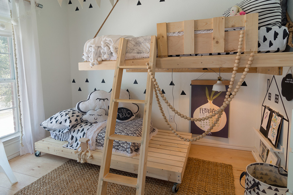 На фото: нейтральная детская среднего размера в скандинавском стиле с спальным местом, белыми стенами и светлым паркетным полом для ребенка от 4 до 10 лет, двоих детей
