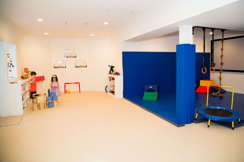 Exempel på ett mellanstort modernt könsneutralt barnrum kombinerat med lekrum och för 4-10-åringar, med vita väggar och heltäckningsmatta