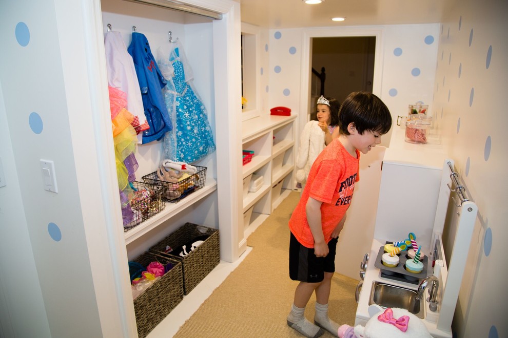 Modelo de dormitorio infantil de 4 a 10 años moderno de tamaño medio con paredes blancas y moqueta